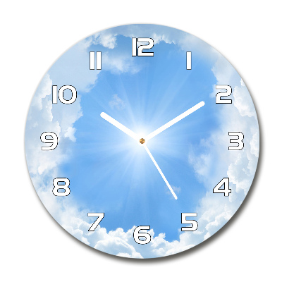 Wanduhr rund Wolken am Himmel
