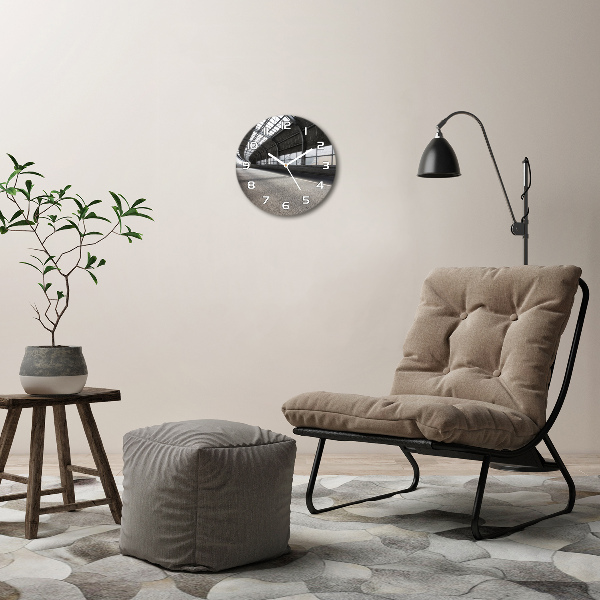 Wanduhr rund Straße im Tunnel