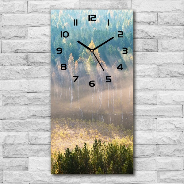 Moderne wanduhr Nebel über dem Wald
