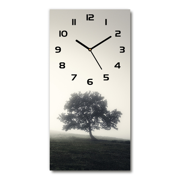 Moderne wanduhr Baum im Nebel