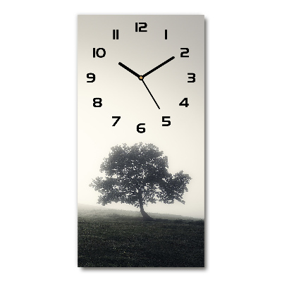 Moderne wanduhr Baum im Nebel