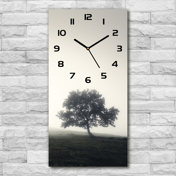 Moderne wanduhr Baum im Nebel