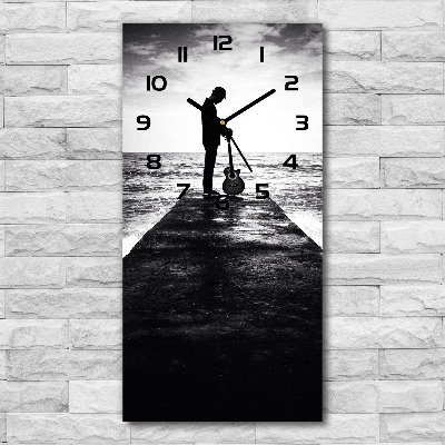 Moderne wanduhr Gitarrist auf dem Pier