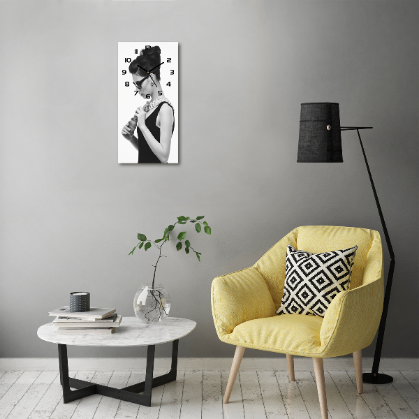 Wanduhr Frau mit Brille