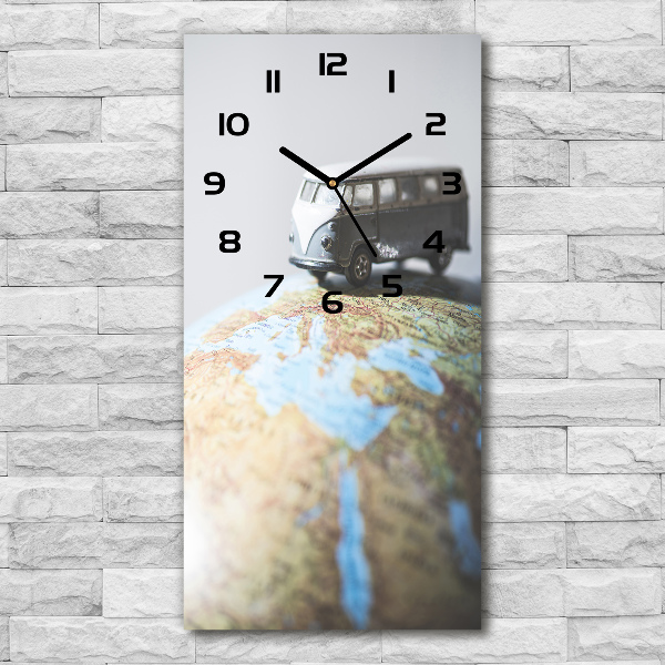 Wanduhr Van auf einem Globus