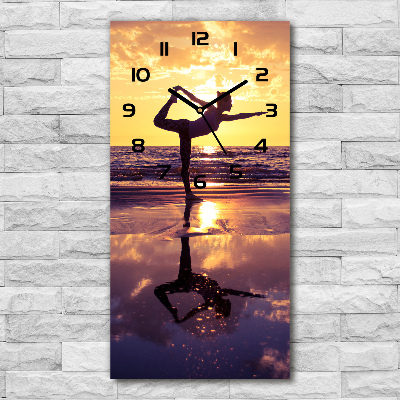 Moderne wanduhr Yoga am Strand