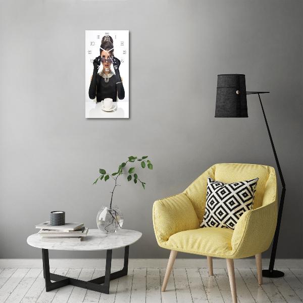 Vertikale Uhr Frau mit Brille