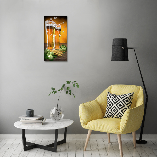 Vertikale Uhr Zwei Gläser Bier