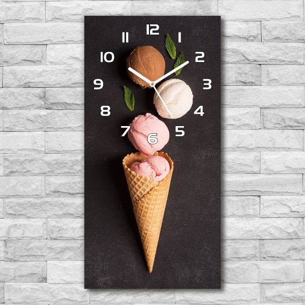 Vertikale Uhr Eiscreme in einer Waffeltüte