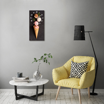 Vertikale Uhr Eiscreme in einer Waffeltüte