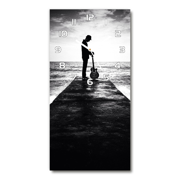 Wanduhr aus glas Gitarrist auf dem Pier