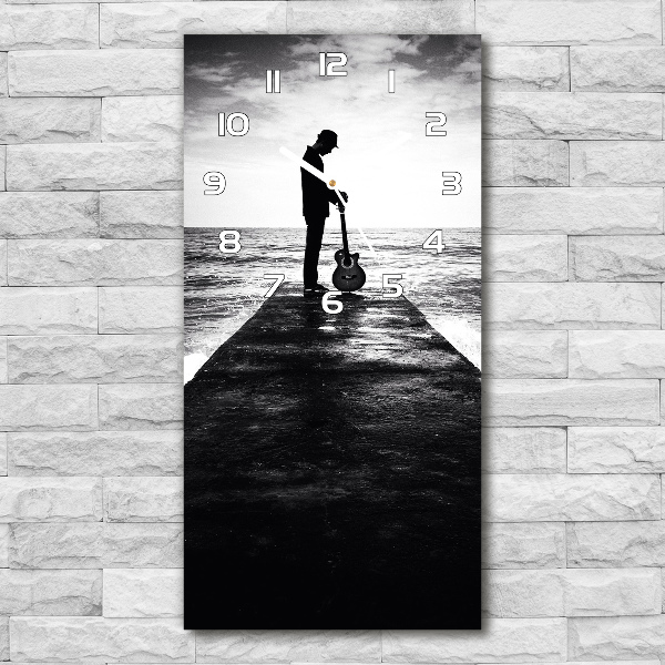 Wanduhr aus glas Gitarrist auf dem Pier