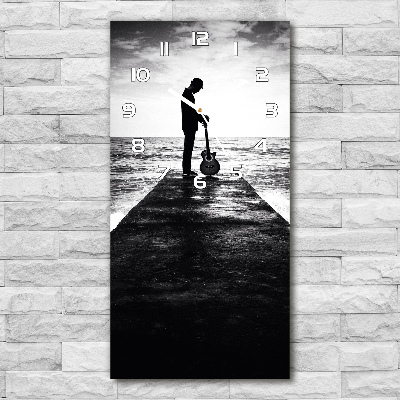 Wanduhr aus glas Gitarrist auf dem Pier