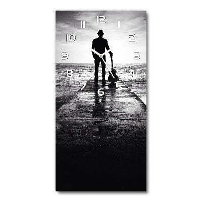Vertikale Uhr Gitarrist auf dem Pier