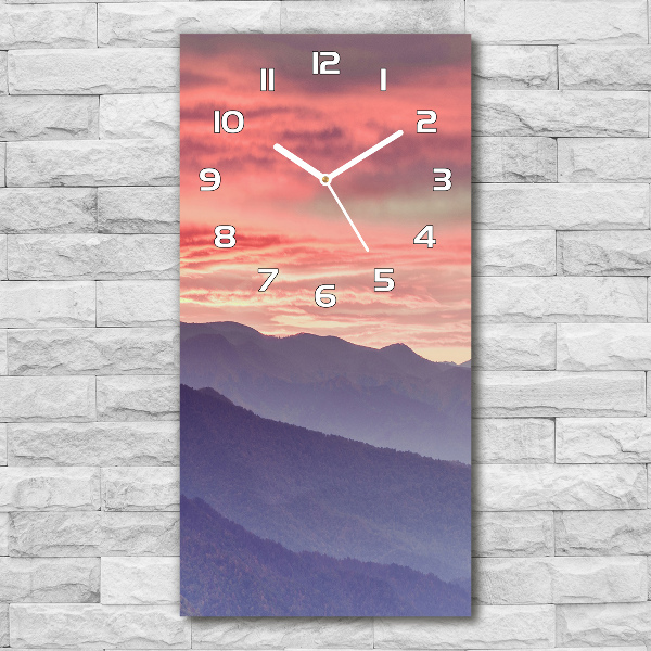 Vertikale Uhr Nebel über den Bergen