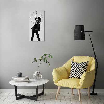 Vertikale Uhr Frau in Schwarz