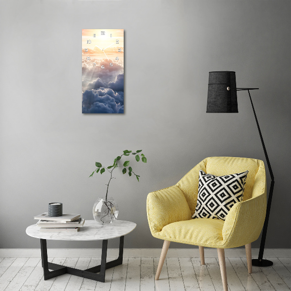 Vertikale Uhr Flug über den Wolken