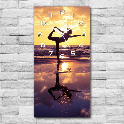 Wanduhr aus glas Yoga am Strand