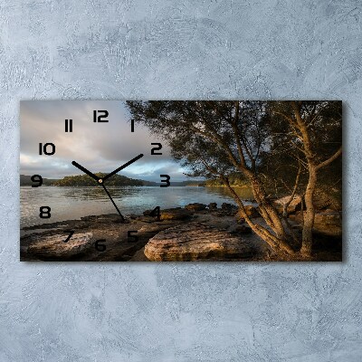 Glasuhr Ein Baum am Fluss