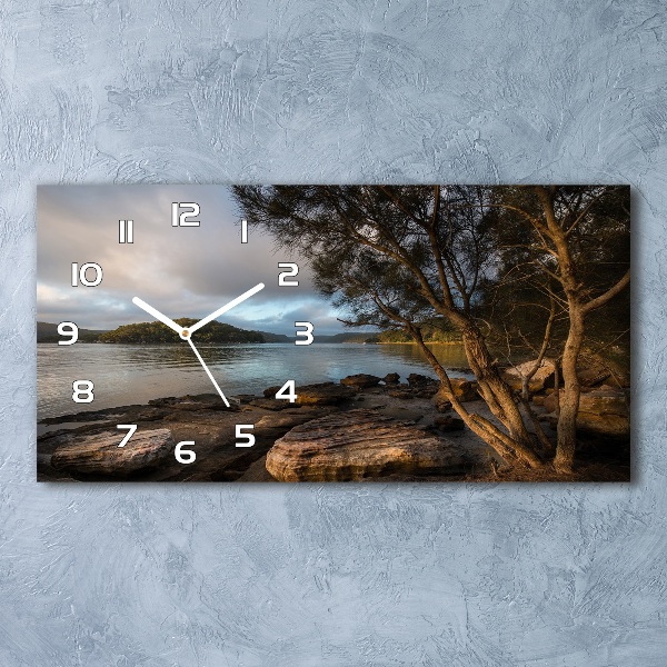 Glasuhr Ein Baum am Fluss