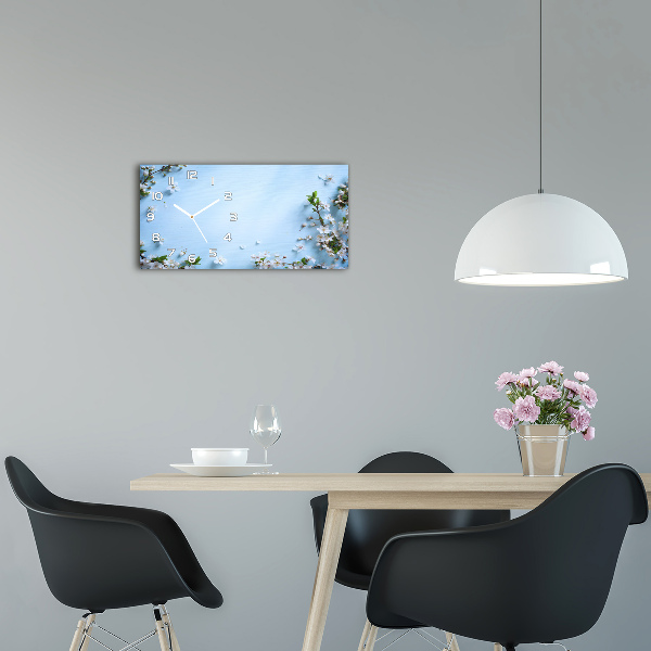 Glasuhr Kirschblüten im Hintergrund