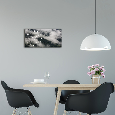 Horizontale Uhr Nebel über dem Wald