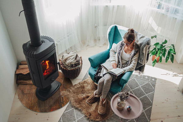 Runde Glasbodenplatte Kamin Rostmuster im Hintergrund