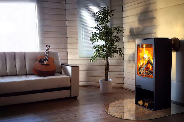 Halbrunde Glasbodenplatte Kamin Rostmuster im Hintergrund