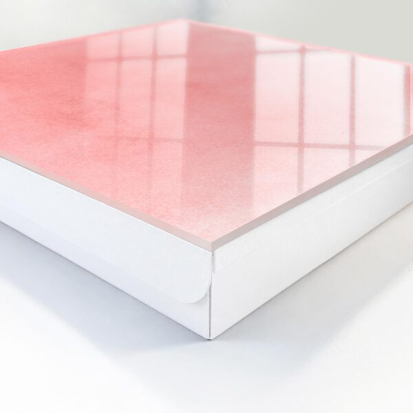 Schlüsselbox für die Wand mit rosa Hintergrund