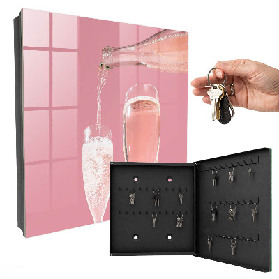 Champagnergläser in einer Schlüsselbox