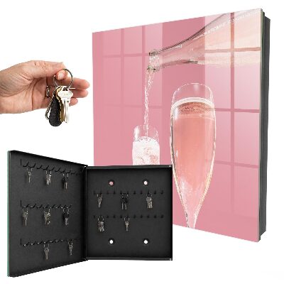 Champagnergläser in einer Schlüsselbox