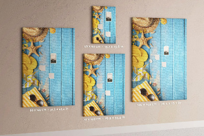 Pinnwand mit Sommeraccessoires vor blauem Holzgrund