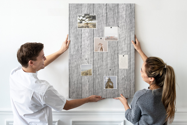 Bedruckte Korkplatte mit Textur von grauen Holzbrettern als Hintergrund