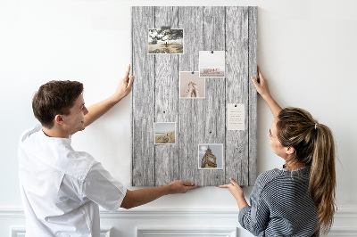 Bedruckte Korkplatte mit Textur von grauen Holzbrettern als Hintergrund