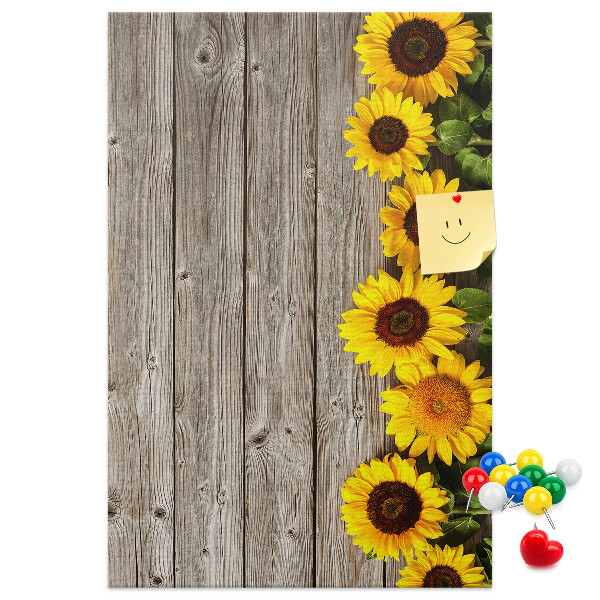 Kork-Pinnwand mit Sonnenblumen auf Holzbrett-Hintergrund
