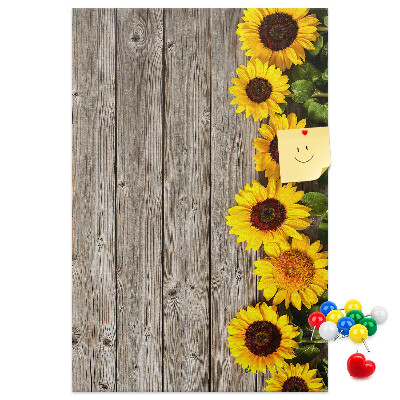 Kork-Pinnwand mit Sonnenblumen auf Holzbrett-Hintergrund