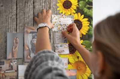 Kork-Pinnwand mit Sonnenblumen auf Holzbrett-Hintergrund
