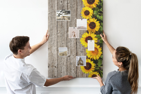 Kork-Pinnwand mit Sonnenblumen auf Holzbrett-Hintergrund