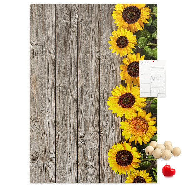 Kork-Pinnwand mit Sonnenblumen auf Holzbrett-Hintergrund