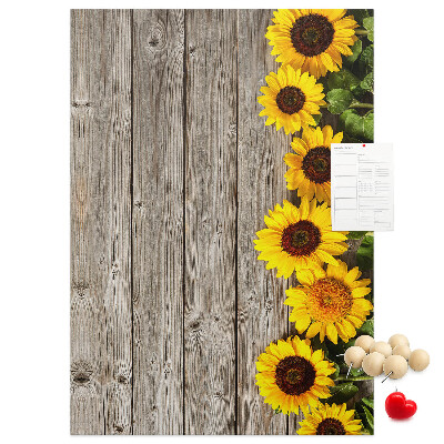 Kork-Pinnwand mit Sonnenblumen auf Holzbrett-Hintergrund
