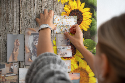 Kork-Pinnwand mit Sonnenblumen auf Holzbrett-Hintergrund