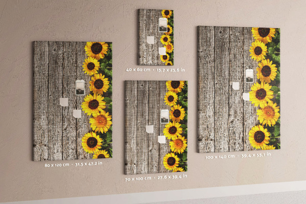 Kork-Pinnwand mit Sonnenblumen auf Holzbrett-Hintergrund