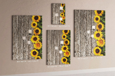 Kork-Pinnwand mit Sonnenblumen auf Holzbrett-Hintergrund