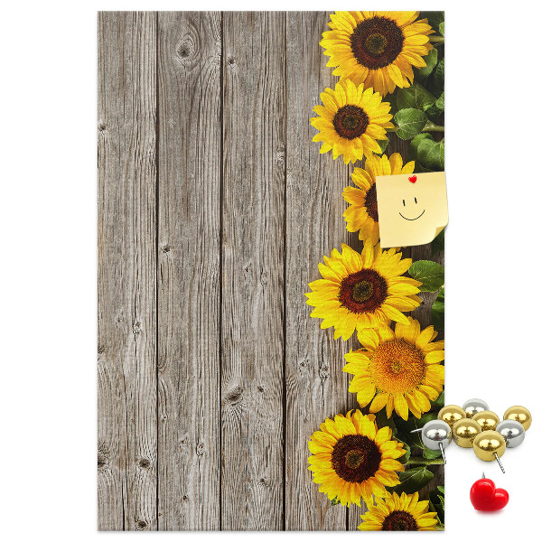 Kork-Pinnwand mit Sonnenblumen auf Holzbrett-Hintergrund