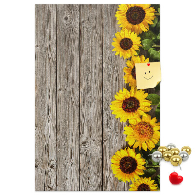 Kork-Pinnwand mit Sonnenblumen auf Holzbrett-Hintergrund