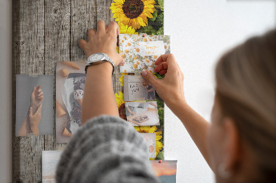 Kork-Pinnwand mit Sonnenblumen auf Holzbrett-Hintergrund