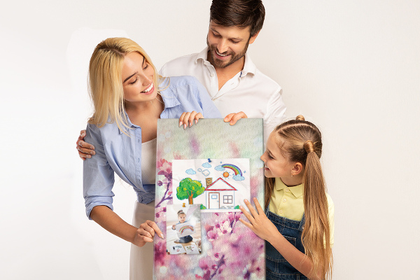 Bedruckte Korkplatte mit floralen Akzenten in zarten Farbtönen