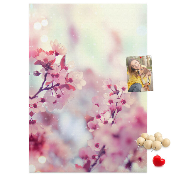 Bedruckte Korkplatte mit floralen Akzenten in zarten Farbtönen