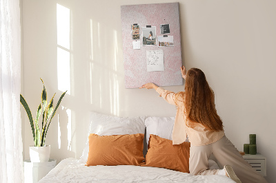 Pinnwand mit Motiv von zarten rosa Rosen im Hintergrund