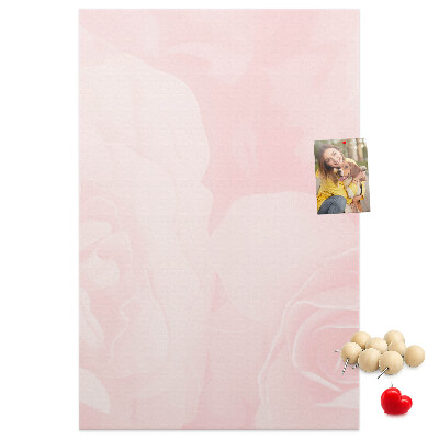 Pinnwand mit Motiv von zarten rosa Rosen im Hintergrund